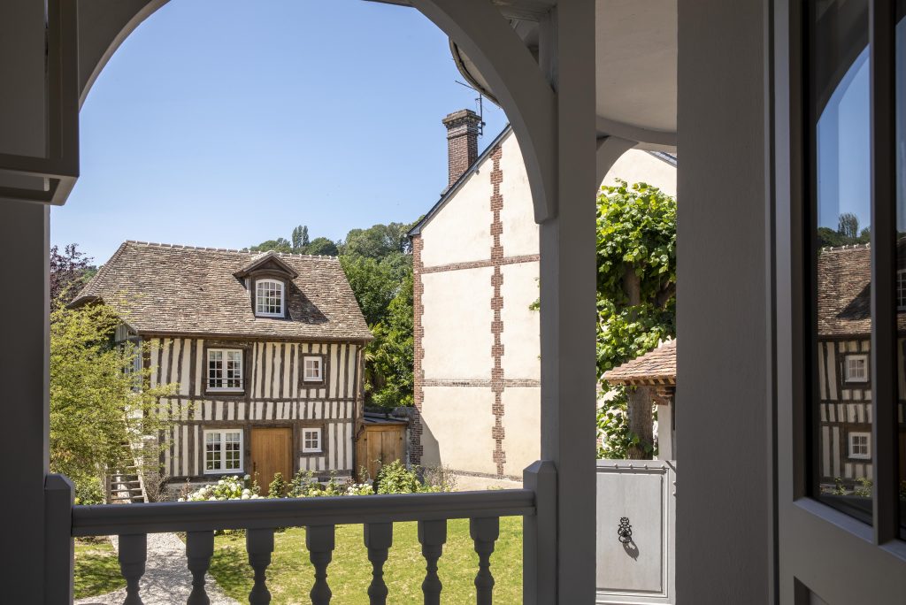 vue sur le jardin depuis la chambre deluxe - le saint delis honfleur