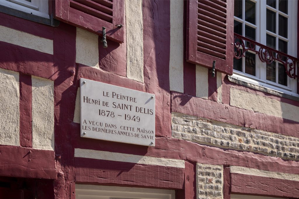 plaque in tribute to the painter henri de saint delis - hôtel saint-delis - the painter's house