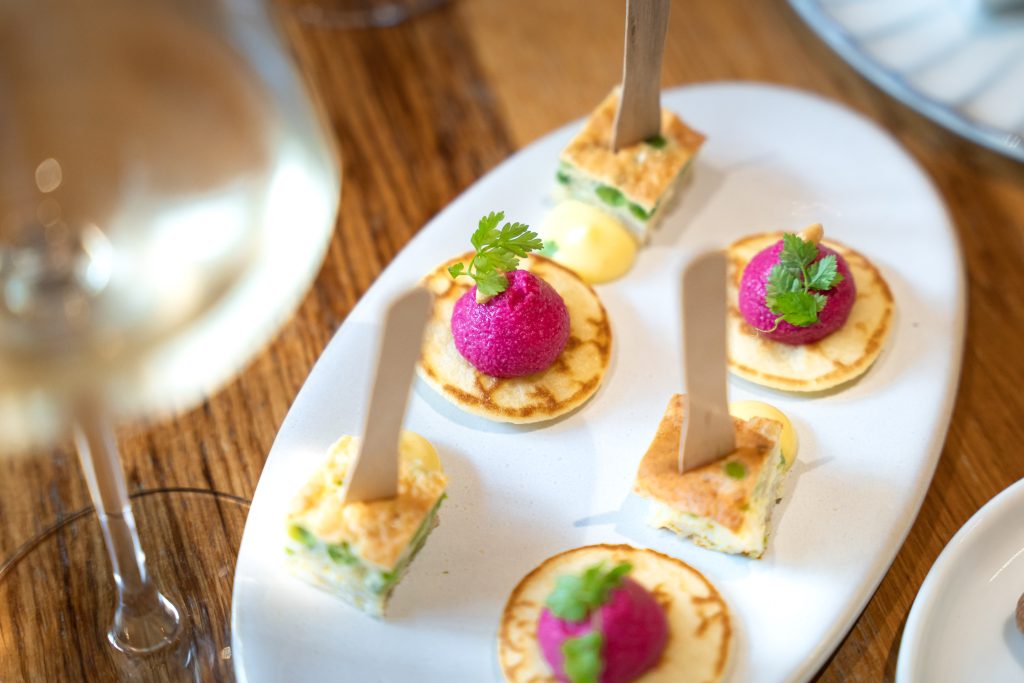 assiettes avec différentes bouchées de mets pour dégustation - séminaire honfleur