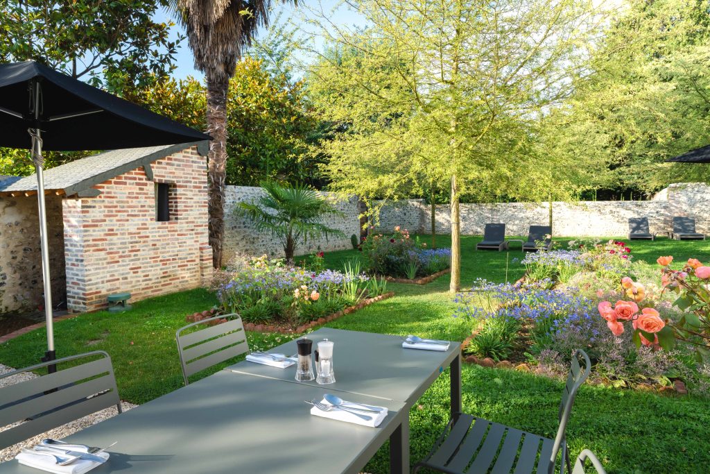 terrasse mit tisch und stühlen in einem garten - seminar honfleur