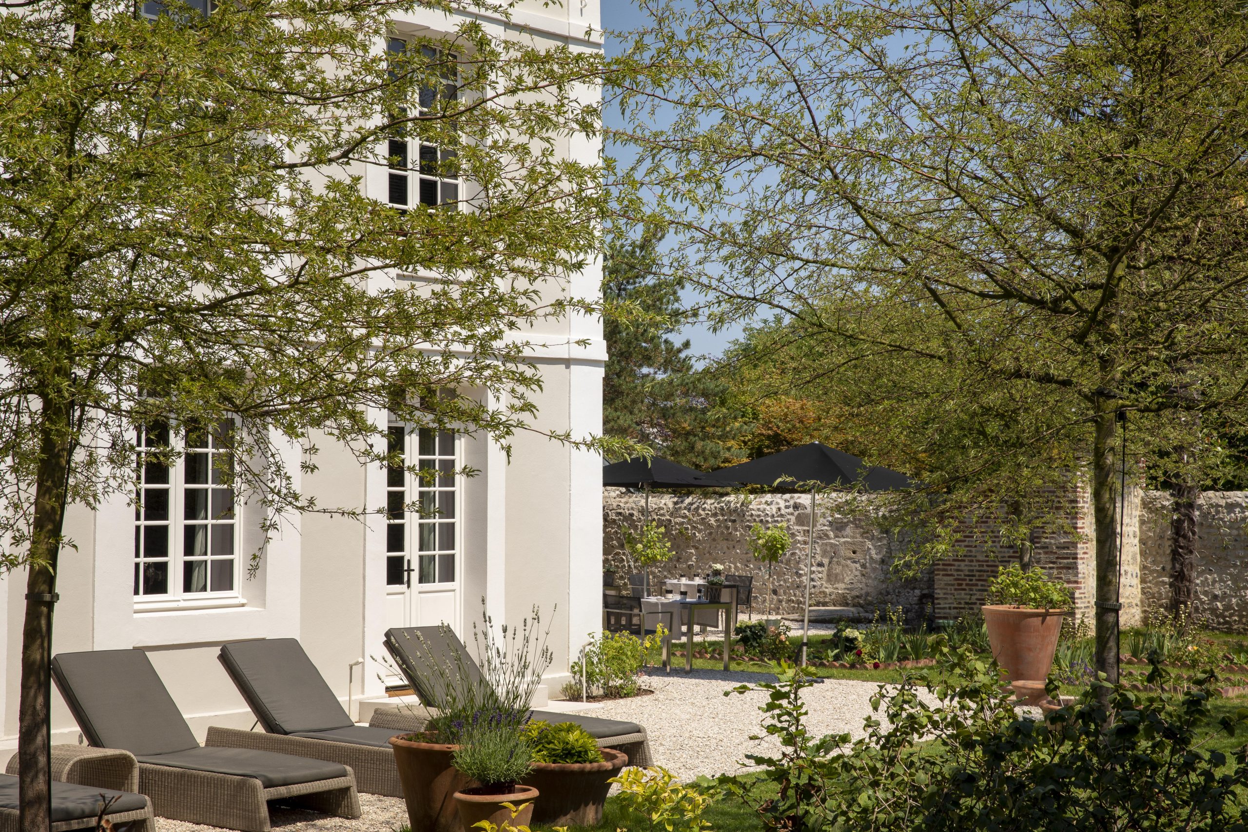 terrasse avec chaise longue - boutique hotel normandie