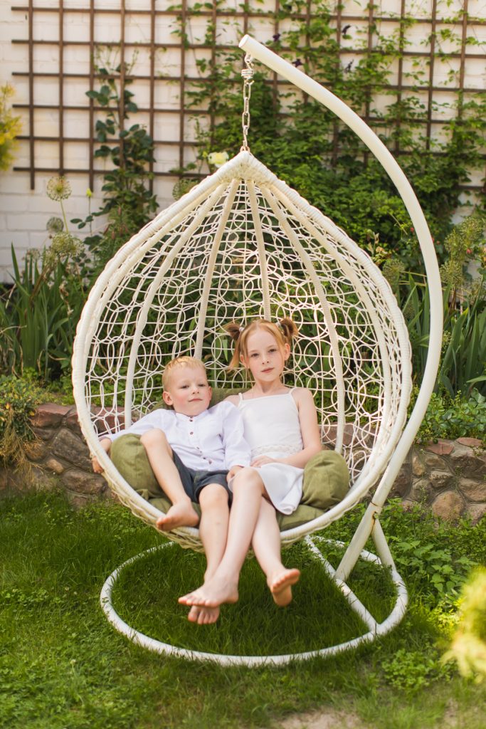 enfants dans un "fauteuil suspendu" dans le jardin - boutique hotel normandie