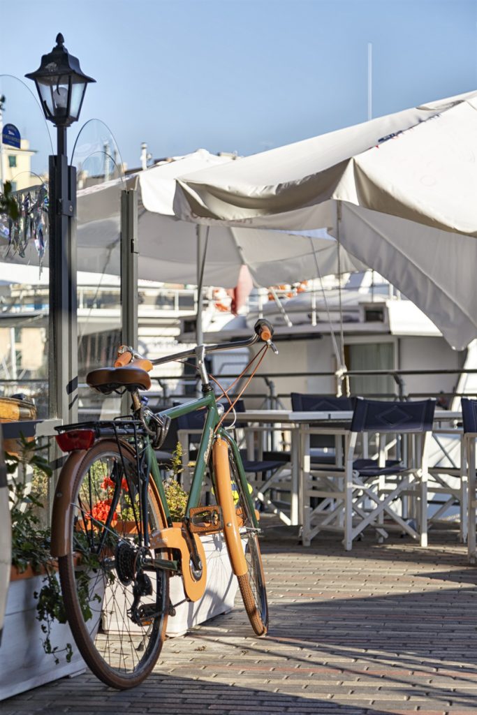 bicicletta sul vecchio porto di Honfleur - boutique hotel normandie