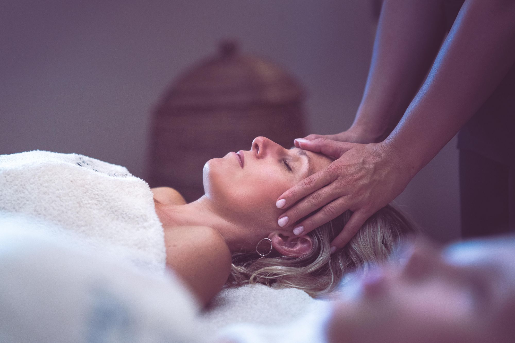 Mulher a desfrutar de uma massagem facial - massage en normandie
