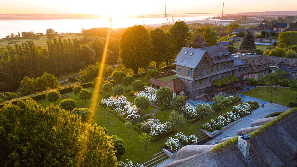 luchtfoto van de Saint Simeon boerderij - hôtel saint-delis